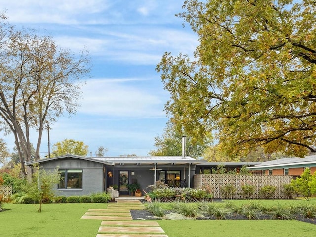 view of front facade featuring a front yard