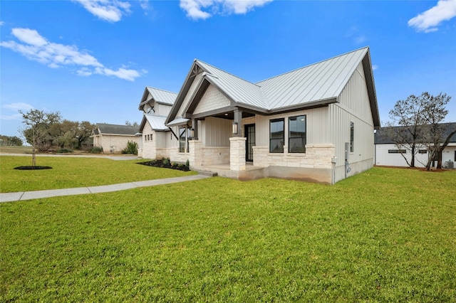 view of front facade featuring a front lawn