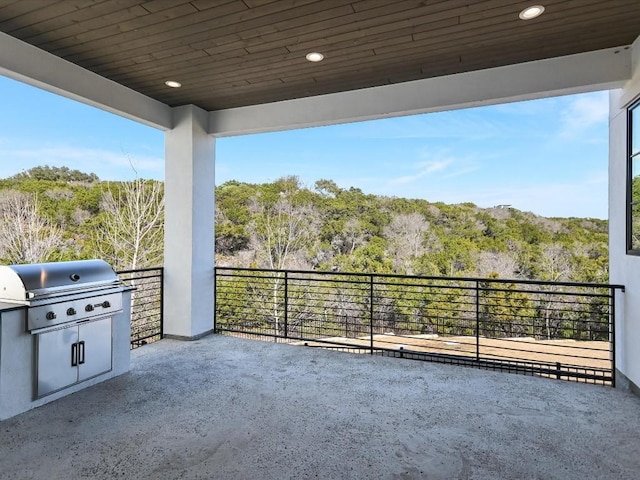 view of patio featuring an outdoor kitchen and grilling area