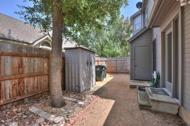 view of yard with a storage shed