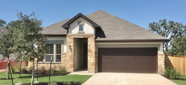 view of front of house featuring a front lawn