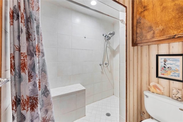 bathroom featuring a shower with curtain and toilet