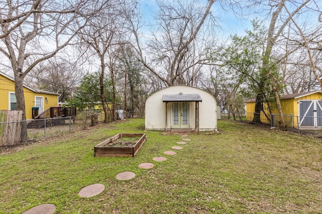 view of yard featuring an outbuilding