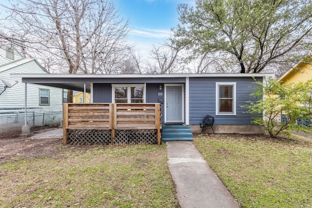 view of front of house featuring a front lawn