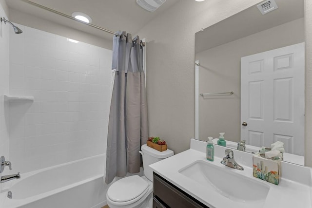 full bath with visible vents, vanity, toilet, and shower / bath combo with shower curtain