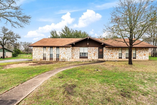 ranch-style house featuring a front yard