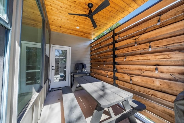 balcony featuring ceiling fan