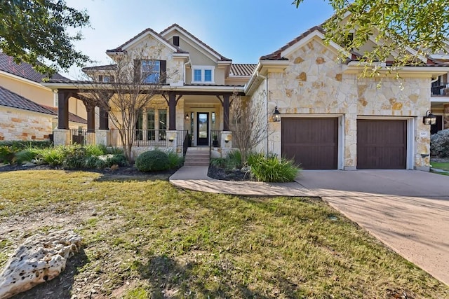 view of front of property featuring covered porch and a front yard