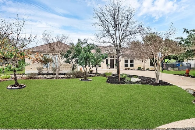 136 Clubhouse Dr, Lakeway, TX 78734 - ranch-style home featuring a front yard and concrete driveway