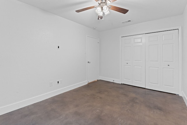 unfurnished bedroom featuring ceiling fan and a closet