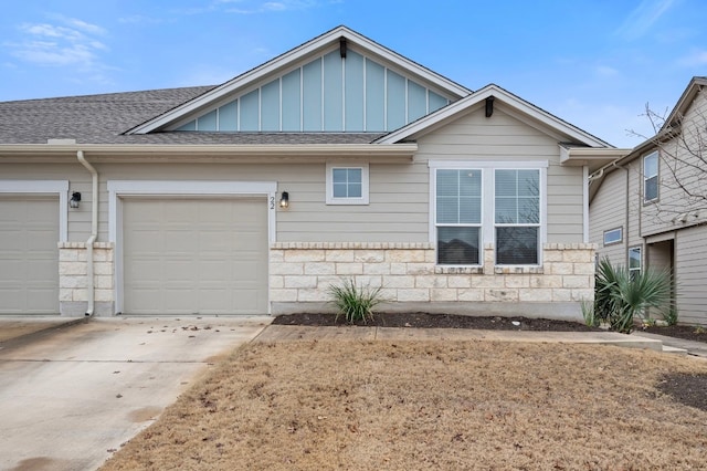 view of front facade with a garage