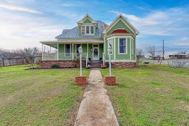 view of front of house with a front lawn and covered porch