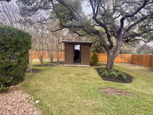 view of yard featuring a shed