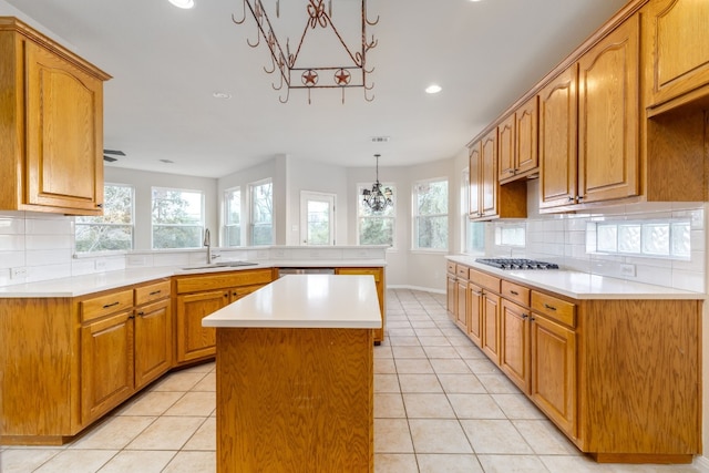 2901 Cashell Wood Dr, Cedar Park, TX 78613 - kitchen with a chandelier, a sink, decorative backsplash, a peninsula, and recessed lighting