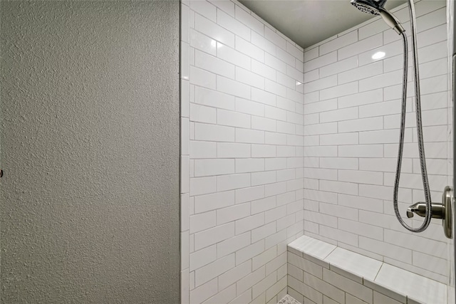 148 W Castleshoals Dr, Granite Shoals, TX 78654 - bathroom featuring a textured wall and tiled shower