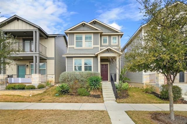 view of front of house featuring a front lawn