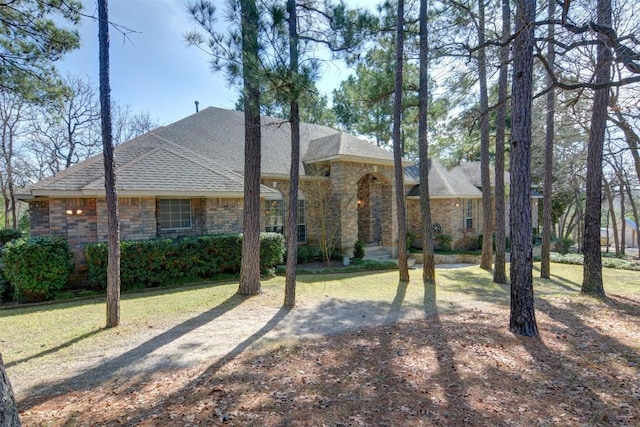 view of front facade featuring a front lawn