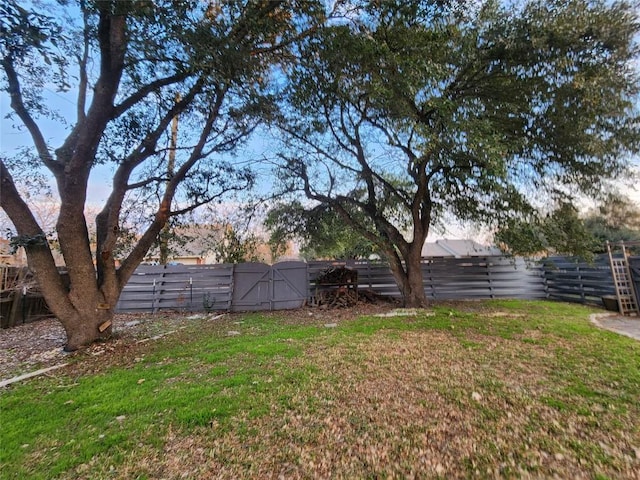 view of yard at dusk