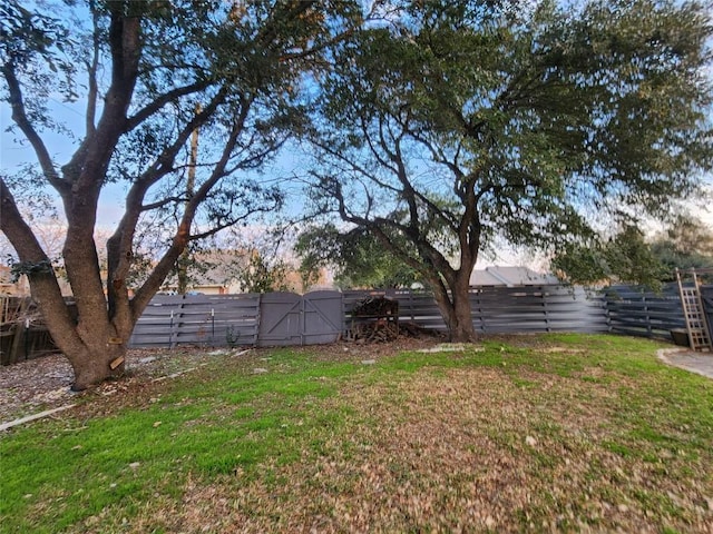 2000 Donna Dr, Taylor, TX 76574 - fenced backyard with a gate
