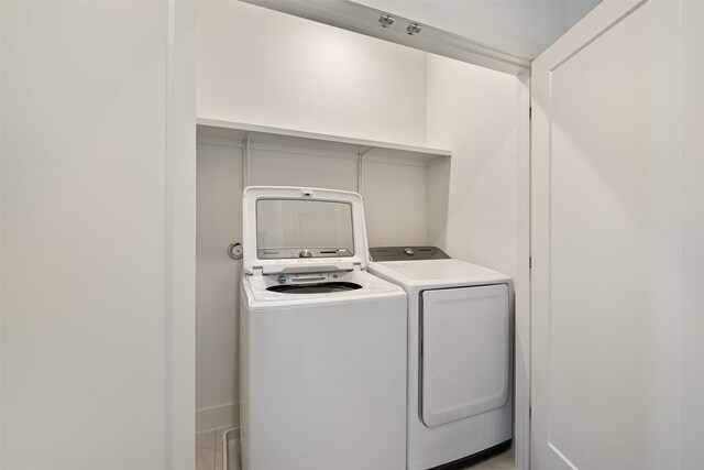 2050 Lohmans Spur Rd Unit 102, Lakeway, TX 78734 - laundry area with washing machine and clothes dryer