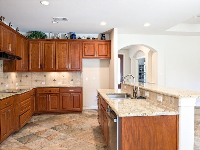 kitchen with visible vents, a sink, under cabinet range hood, black electric stovetop, and tasteful backsplash