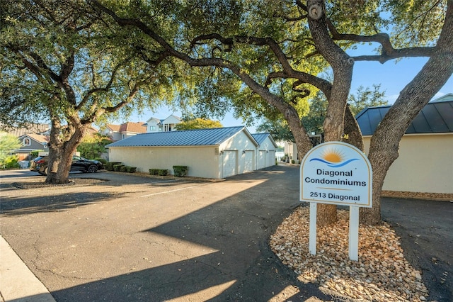 community sign featuring a residential view