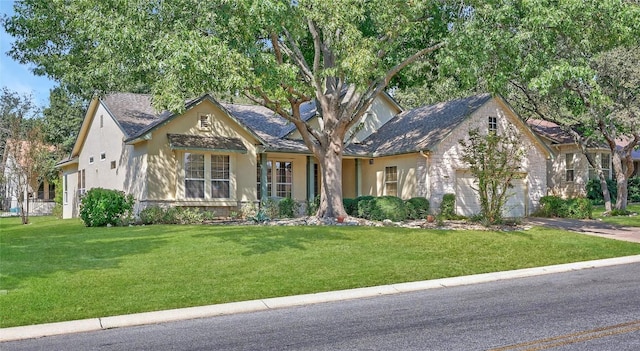 view of front of property featuring a front lawn