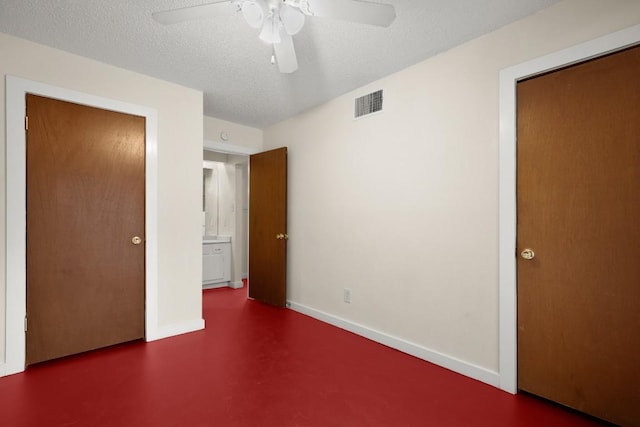 unfurnished bedroom featuring ceiling fan and a textured ceiling