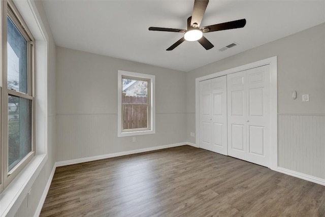902 W Mill St, New Braunfels, TX 78130 - unfurnished bedroom with dark wood-type flooring, ceiling fan, and a closet