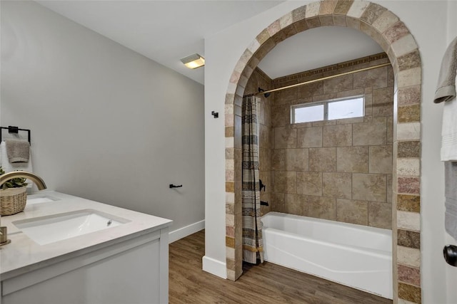 902 W Mill St, New Braunfels, TX 78130 - bathroom featuring vanity, hardwood / wood-style floors, and shower / bath combo