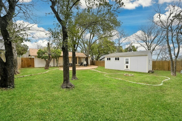 view of yard with an outdoor structure