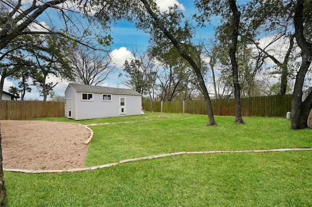 view of yard featuring an outdoor structure