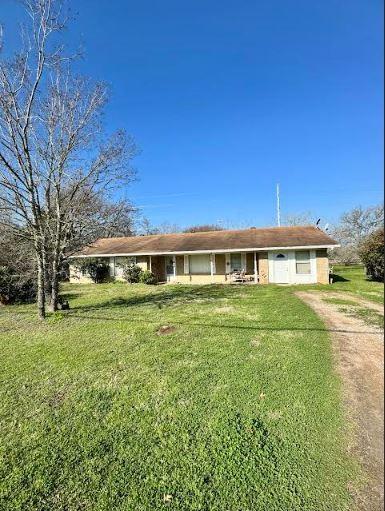 ranch-style home featuring a front lawn