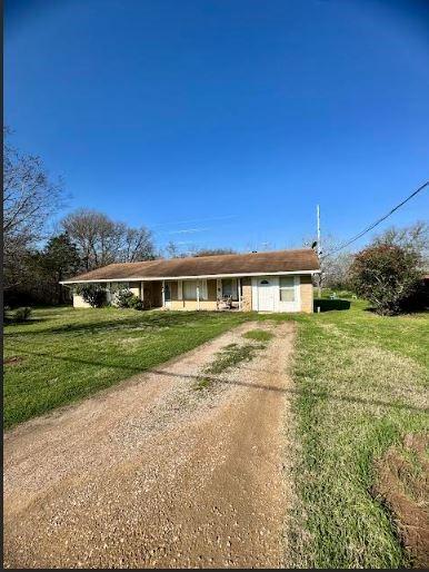 single story home featuring a front yard