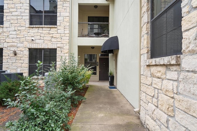 property entrance featuring a balcony