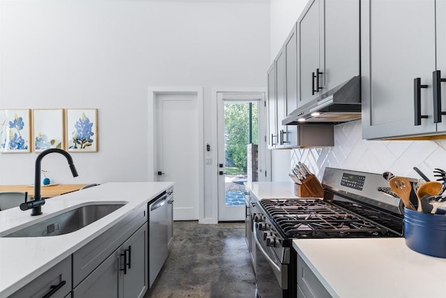 11233/4 Gunter St Unit 2, Austin, TX 78702 - kitchen featuring light countertops, under cabinet range hood, a sink, and appliances with stainless steel finishes