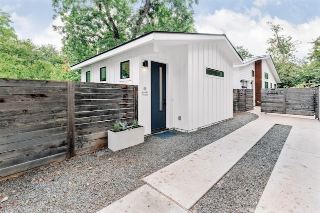 11233/4 Gunter St Unit 2, Austin, TX 78702 - view of outdoor structure featuring fence and a gate