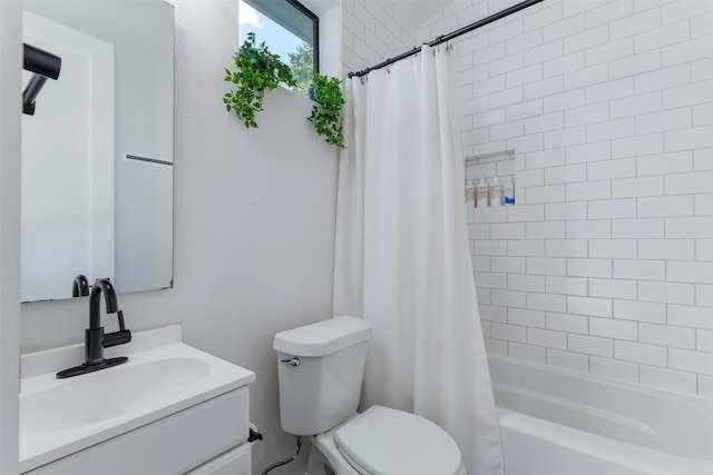 11233/4 Gunter St Unit 2, Austin, TX 78702 - bathroom with shower / tub combo, toilet, and vanity