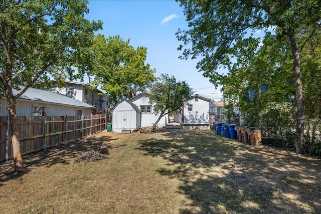 view of yard featuring a storage shed