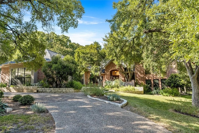 view of front of house featuring a front lawn