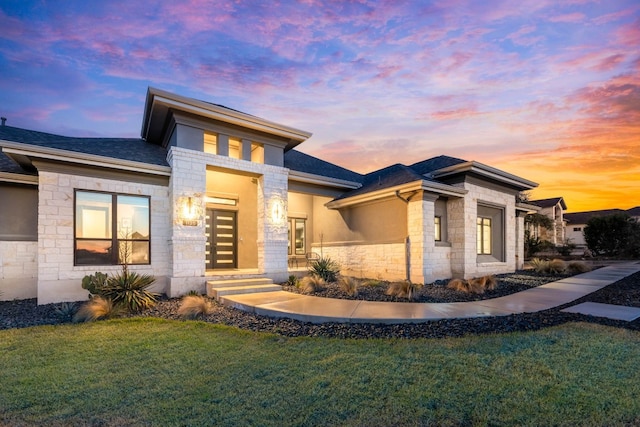 view of front of home featuring a lawn