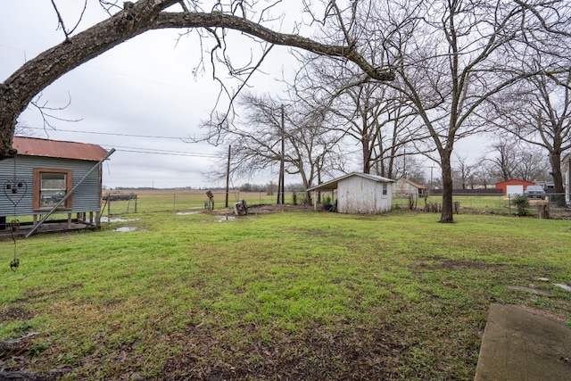 view of yard featuring a storage unit