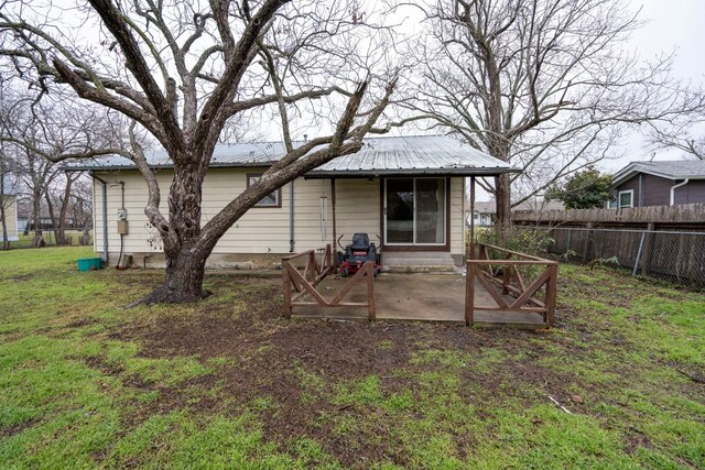 back of house featuring a lawn