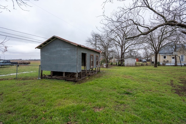 view of yard with an outdoor structure