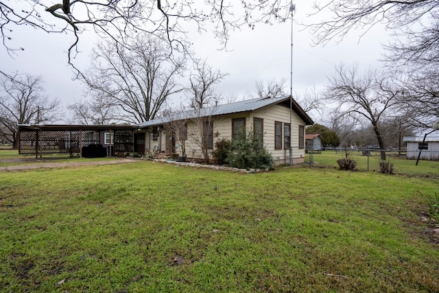 ranch-style house featuring a front yard