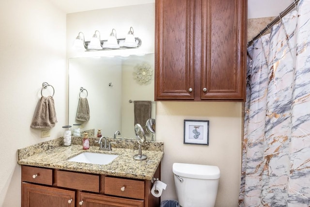 full bathroom featuring toilet, a shower with curtain, and vanity