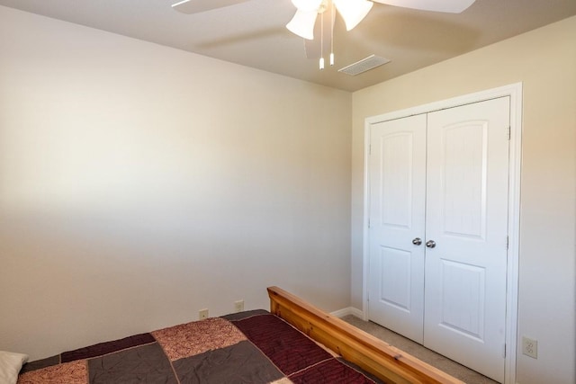 unfurnished bedroom featuring baseboards, a closet, visible vents, and a ceiling fan