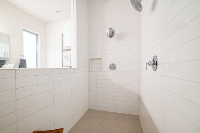 bathroom featuring a tile shower