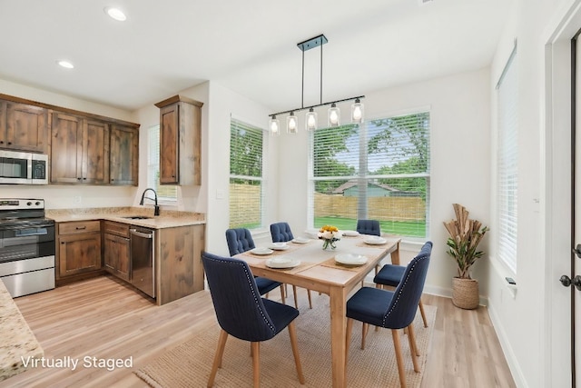 dining room featuring recessed lighting, light wood-type flooring, and baseboards