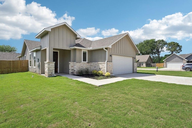 view of front facade featuring an attached garage, a front lawn, fence, and driveway